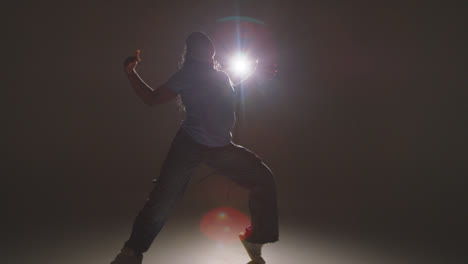 Foto-De-Estudio-Completa-De-Una-Joven-Bailarina-Bailando-Frente-Al-Centro-De-Atención